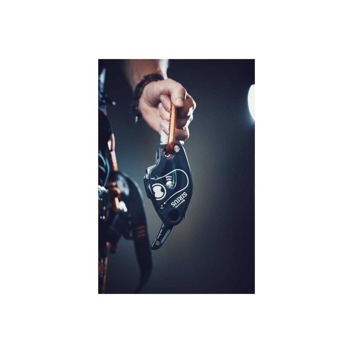 Skylotec SIRIUS Descender A-050 in hand