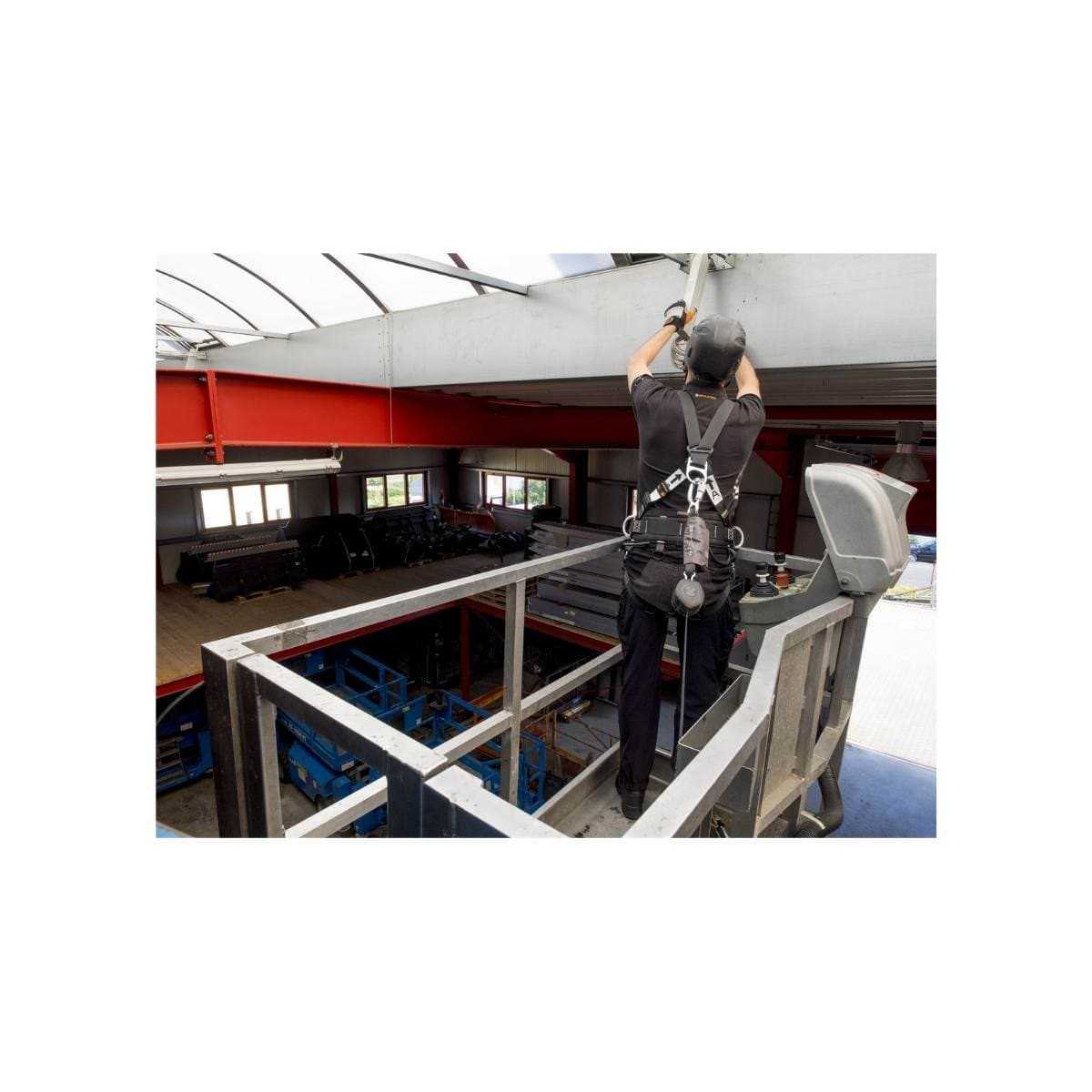 Worker securing Skylotec Peanut 1 karabiner for fall protection