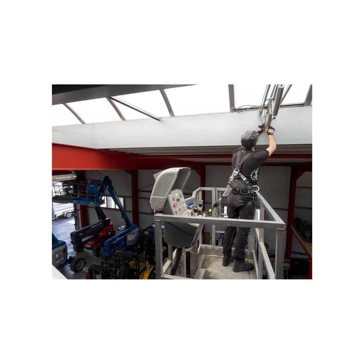 Worker using Skylotec Peanut 1 Karabiner in height safety setup